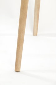 Nahaufnahme eines Holzbeins einer Stehleuchte, von der Seite betrachtet.