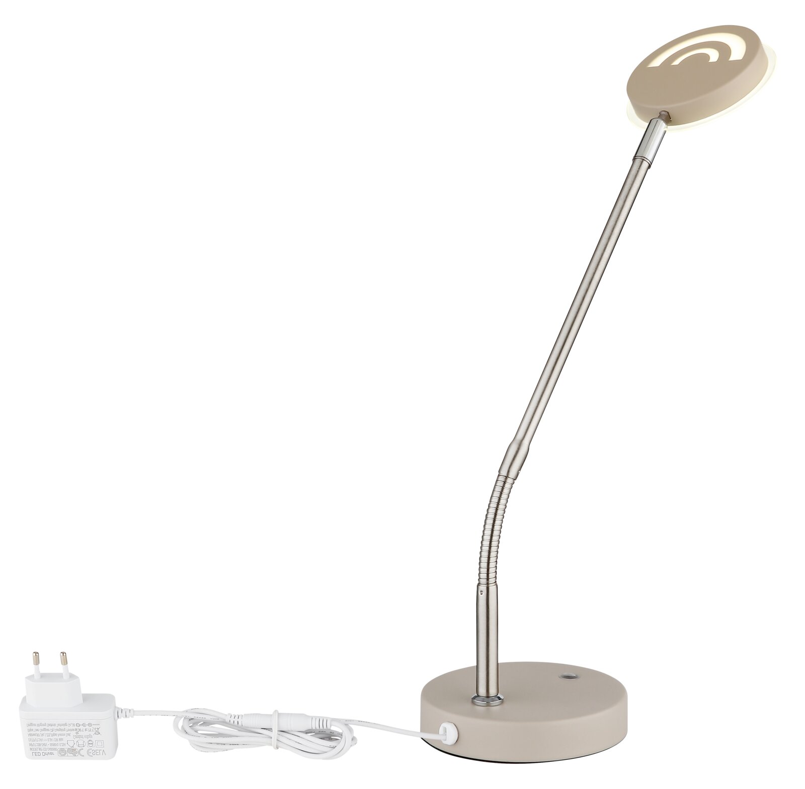 Beige LED-Schreibtischlampe mit rundem Leuchtenkopf, flexiblem Schwanenhals und rundem Standfuß inklusive Netzteil, freigestellt vor weißem Hintergrund, Perspektive: leicht von oben seitlich
