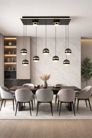Moderne LED-Pendelleuchte mit mehreren kugelförmigen Lampen, hängend über einem eleganten Esstisch in einem stilvoll eingerichteten Raum. Perspektive von vorne.