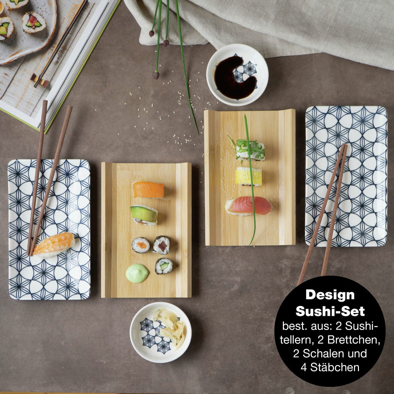 Sushi-Set mit blauen Blumenmustern, bestehend aus zwei rechteckigen Tellern, zwei Holzbrettchen, zwei Schalen und vier Essstäbchen, aus der Vogelperspektive fotografiert.