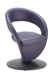 Moderner, drehbarer Sessel in lila Lederoptik, seitliche Perspektive