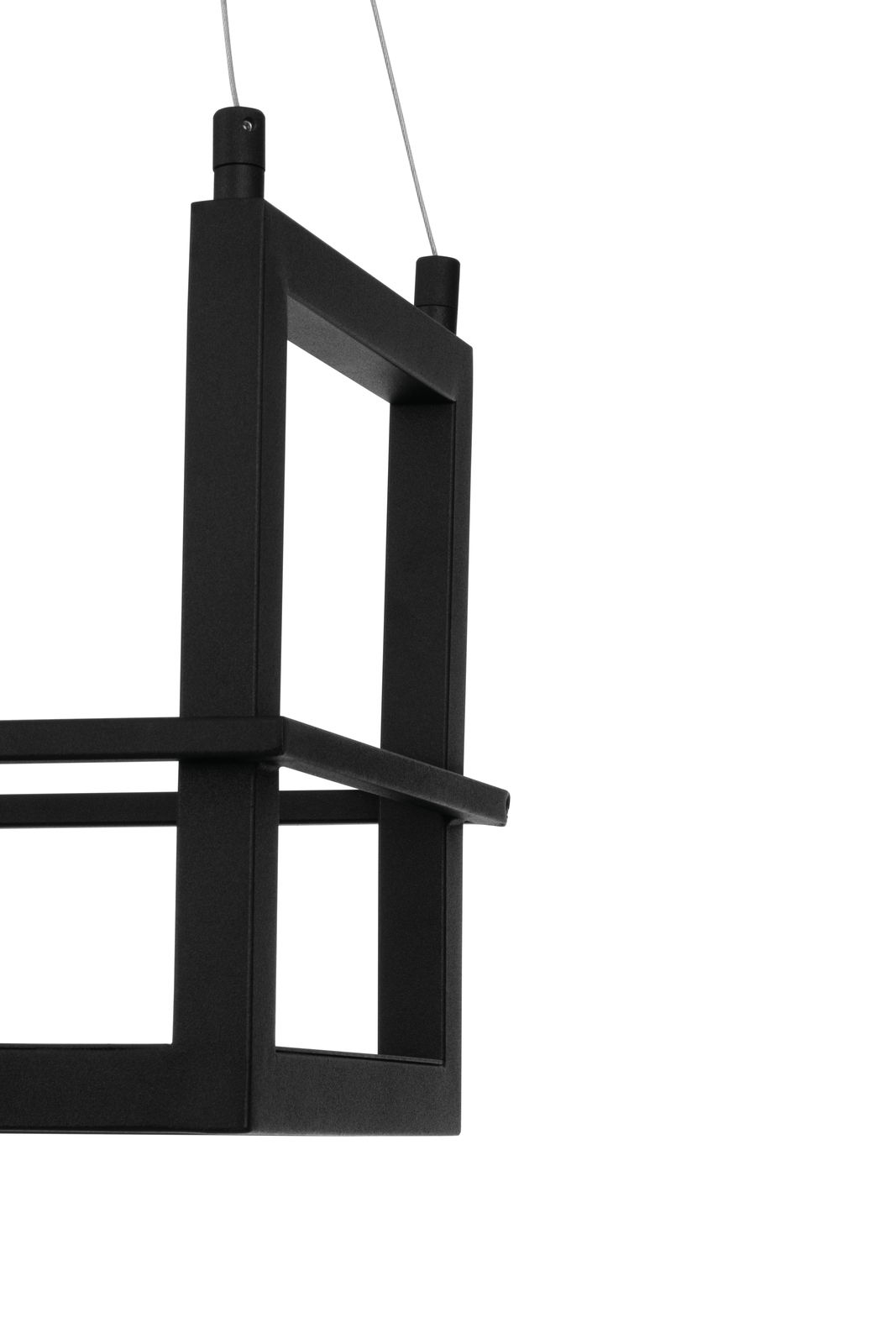 Nahaufnahme einer modernen, schwarzen LED-Hängeleuchte mit rechteckigem Design, von der Seite betrachtet.