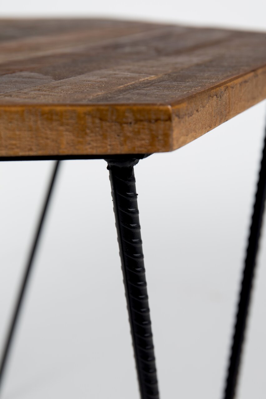 Nahaufnahme eines Beistelltisches mit einer rustikalen Holzplatte und schwarzen Metallbeinen, seitliche Perspektive.
