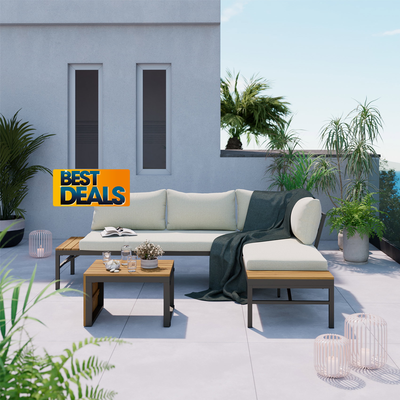 Moderne Gartenlounge mit beigem Ecksofa, Holztisch und Dekoration auf sonniger Terrasse mit Pflanzen