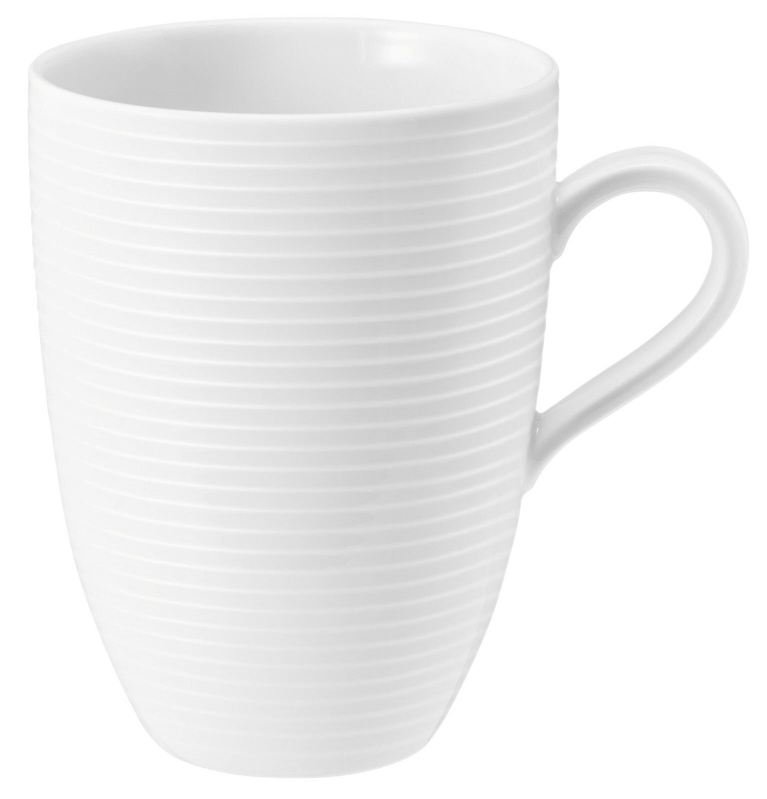 Weißer Becher mit Henkel und feinen horizontalen Rillen, seitliche Perspektive