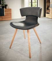 Moderner Stuhl mit schwarzem Sitz und grauer Rückenlehne, Holzbeine, seitliche Perspektive