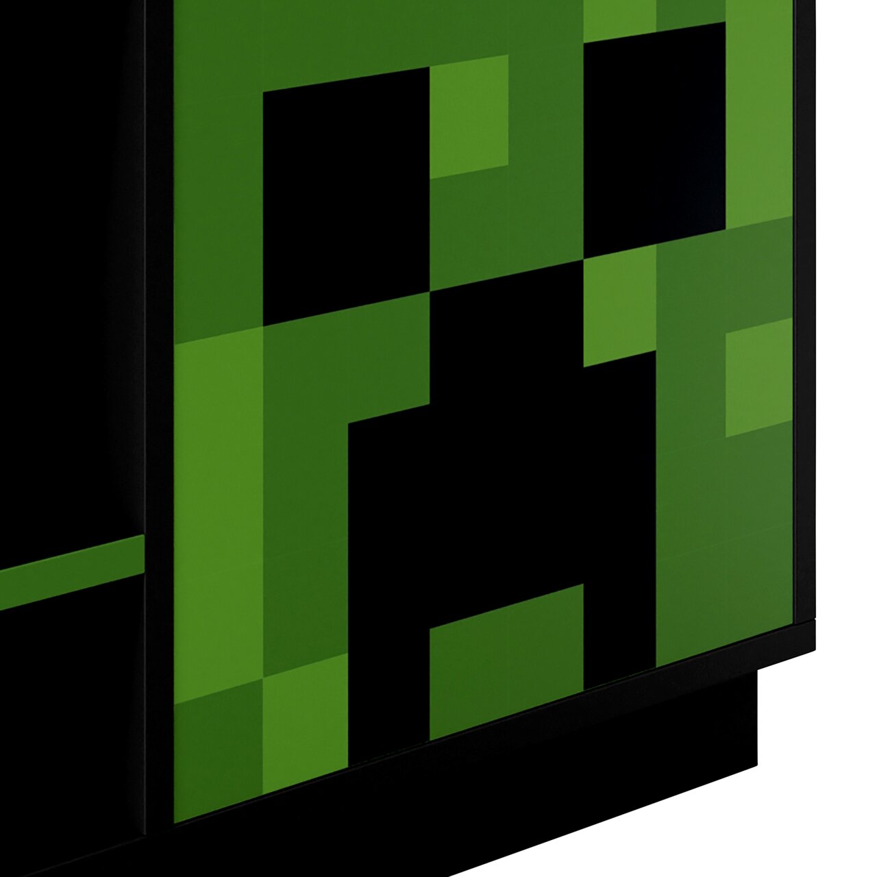 Close-up van de voorkant van een zwarte kast/ladekast met een groen pixelpatroon, schuin van rechtsvoor gefotografeerd.