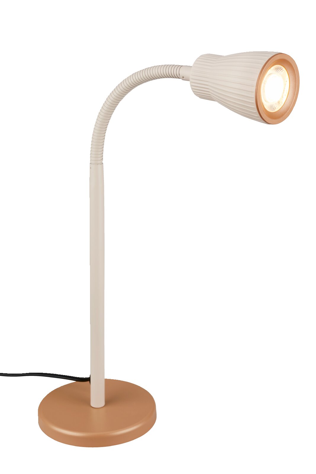 Moderne LED-Schreibtischlampe in Weiß mit flexiblem Schwanenhals und rundem kupferfarbenem Fuß, eingeschaltet, freigestellt vor weißem Hintergrund, Ansicht schräg von vorne rechts