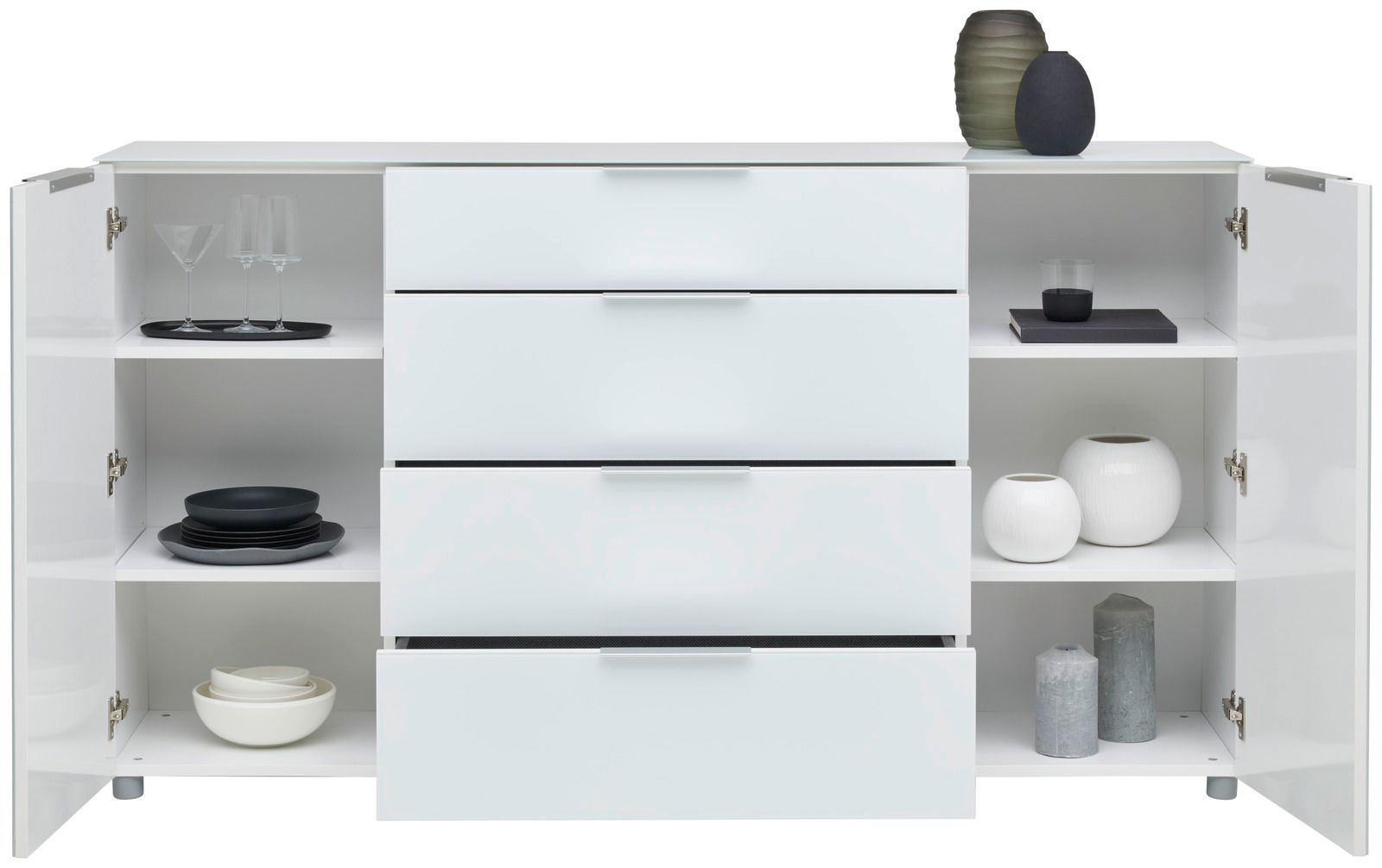 Weißes Sideboard mit offenen Türen und Schubladen, gefüllt mit Geschirr und Dekorationen, frontale Ansicht