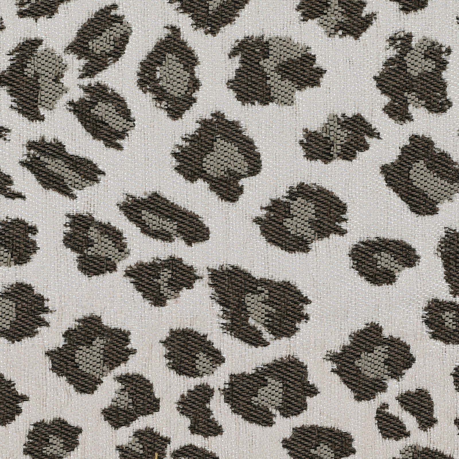 Nahaufnahme eines Stoffmusters mit Leopardenmuster in Schwarz und Grau auf beigem Hintergrund, Draufsicht.