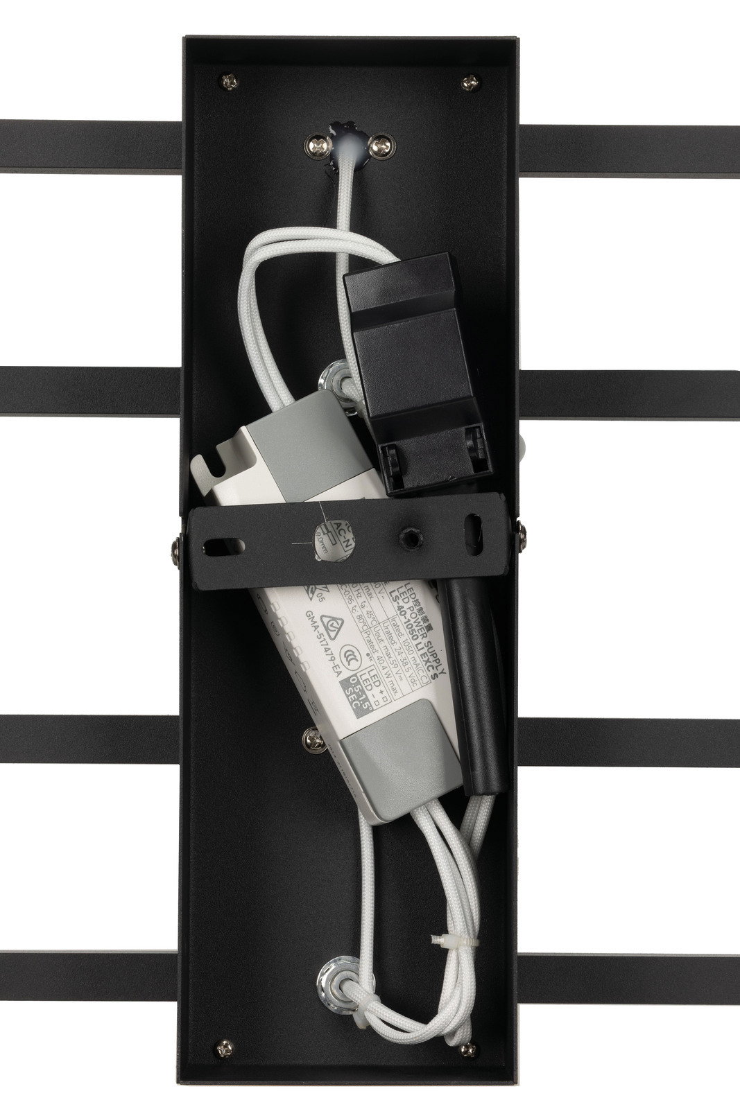 Rückansicht einer LED-Deckenleuchte mit sichtbaren Kabeln und Befestigungselementen.