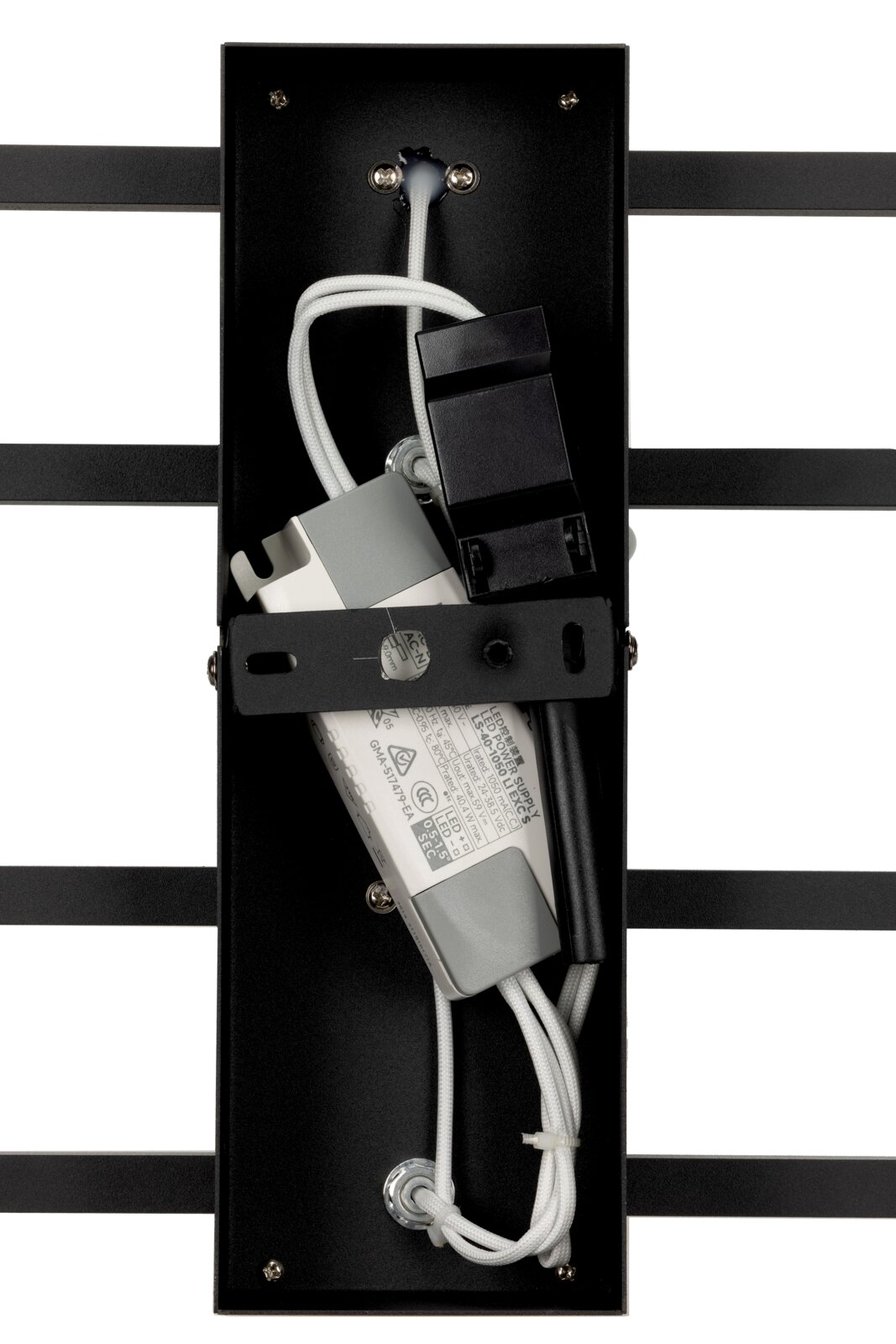 Rückansicht einer LED-Deckenleuchte mit sichtbaren Kabeln und Befestigungselementen.
