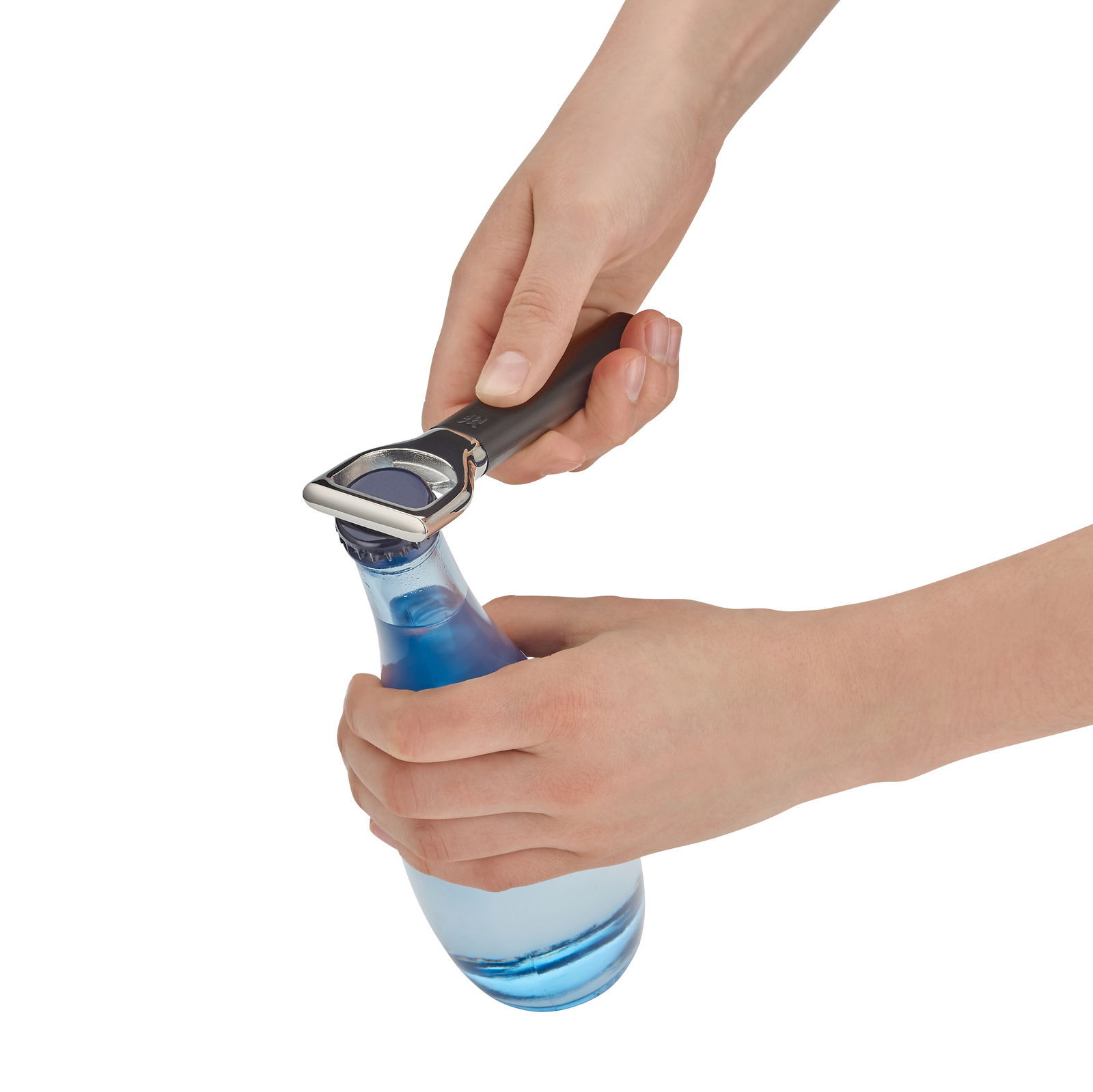Nahaufnahme eines Flaschenöffners, der eine blaue Flasche öffnet.