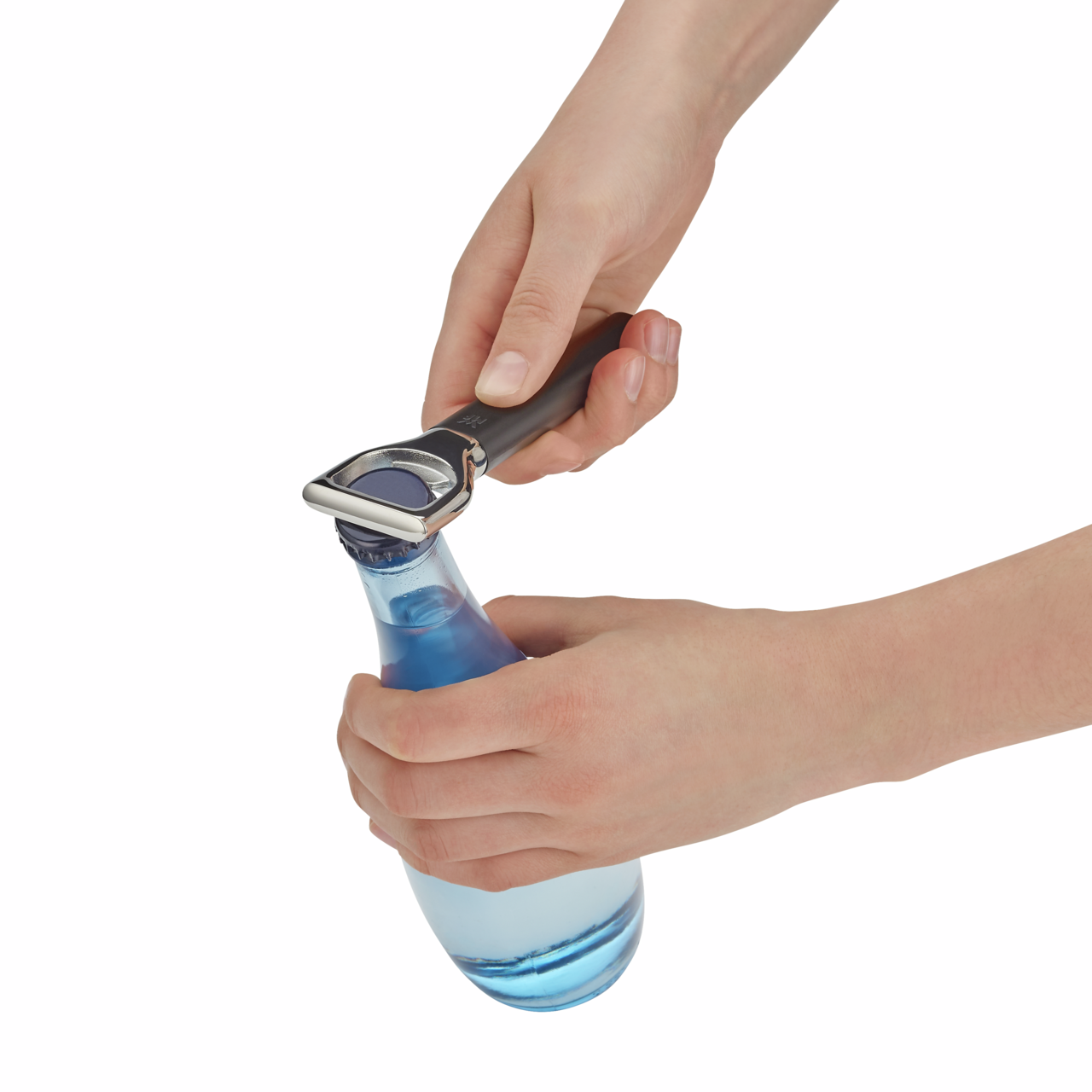 Nahaufnahme eines Flaschenöffners, der eine blaue Flasche öffnet.