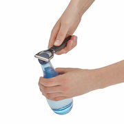 Close-up van een flesopener die een blauwe fles opent.