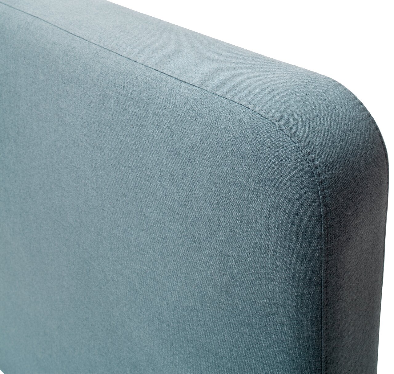 Nahaufnahme eines gepolsterten Kopfteils in hellblauem Stoff, seitliche Perspektive