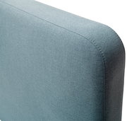 Nahaufnahme eines gepolsterten Kopfteils in hellblauem Stoff, seitliche Perspektive