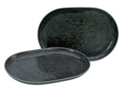 Zwei ovale Servierplatten in Dunkelgrau/Schwarz mit Mandala-Ornamentmuster, Produktansicht leicht schräg von oben (eine Platte vorne liegend, eine hinten aufrecht)