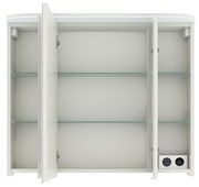 Spiegelschrank mit drei Türen, zwei davon geöffnet, zeigt Glasregale und Steckdosen, Frontalansicht