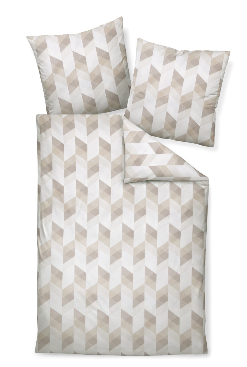 Bettwäsche-Set mit geometrischem Muster in Beige- und Weißtönen, bestehend aus einem Bettbezug und zwei Kissenbezügen, aus der Vogelperspektive fotografiert.