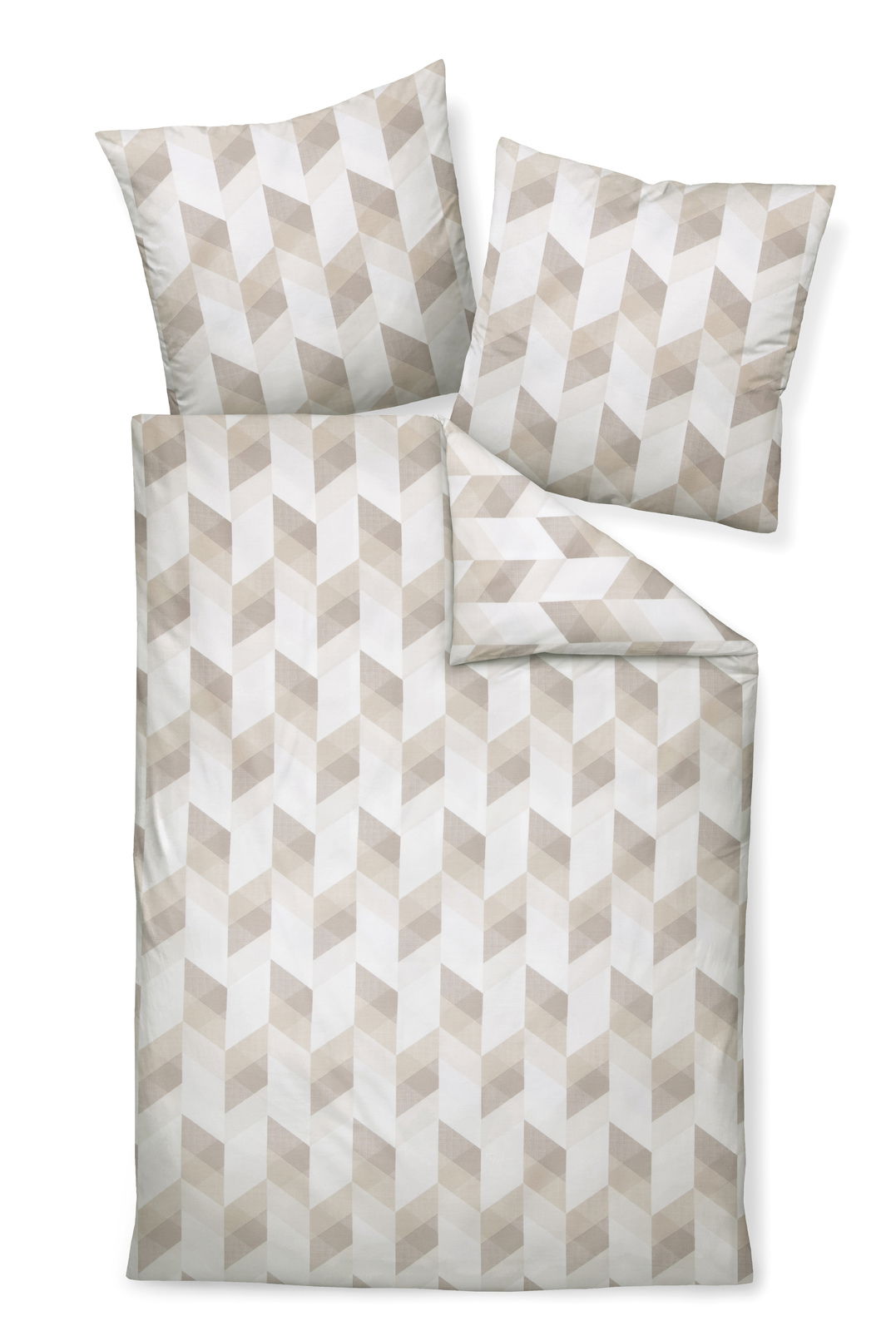 Bettwäsche-Set mit geometrischem Muster in Beige- und Weißtönen, bestehend aus einem Bettbezug und zwei Kissenbezügen, aus der Vogelperspektive fotografiert.