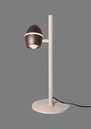 Moderne Tischlampe mit rundem Fuß und schlankem, hellem Stab; dunkler, eiförmiger Lampenkopf mit Lichtband, seitliche Ansicht in leicht schräger Perspektive vor grauem Hintergrund.