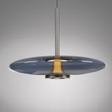 Moderne Pendelleuchte PURE E-Vitrum mit elegantem, flachem Glasschirm in Seitenansicht.