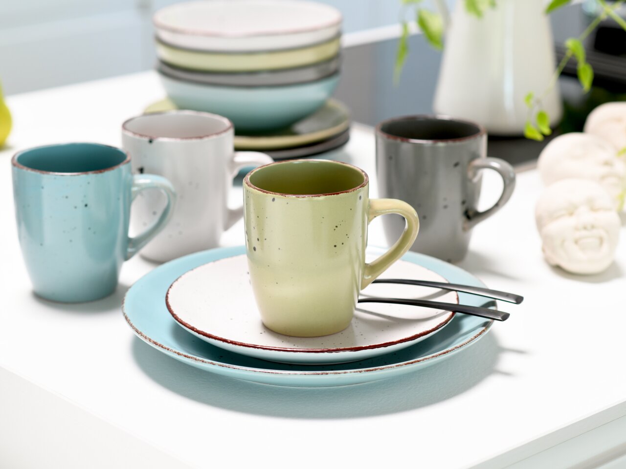 creaTable Kombiservice 16-tlg. FASHION Kombiservice 16-tlg. Fashion in verschiedenen Farben, bestehend aus Tassen und Tellern, aus der Vogelperspektive auf einem Tisch arrangiert.