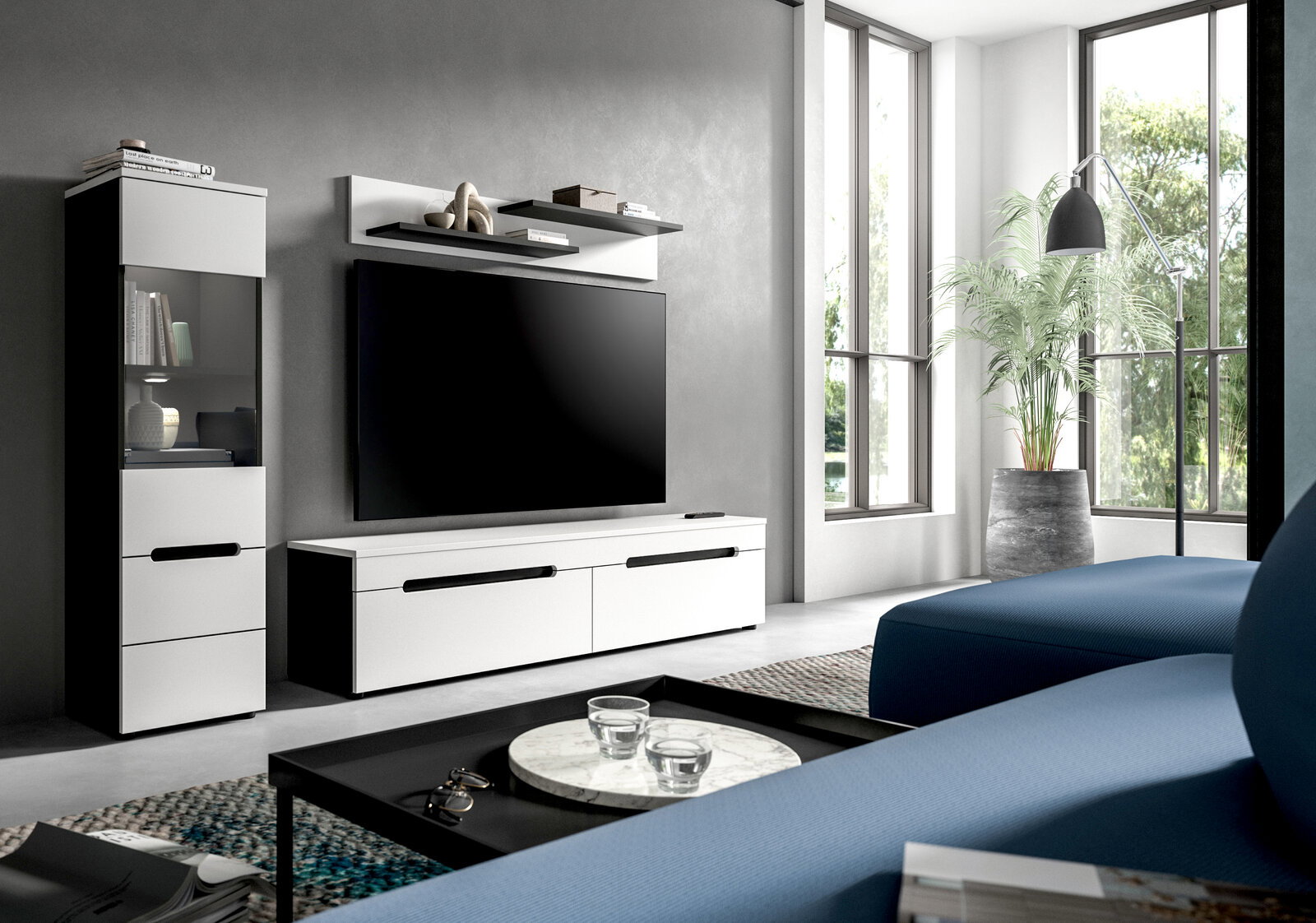 Modernes Wohnzimmer mit weiß-schwarzer TV-Wandkombination (Lowboard, Hängeregal und Vitrine) und großem Flachbild-TV, frontale Perspektive leicht von links