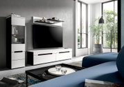 Modernes Wohnzimmer mit weiß-schwarzer TV-Wandkombination (Lowboard, Hängeregal und Vitrine) und großem Flachbild-TV, frontale Perspektive leicht von links