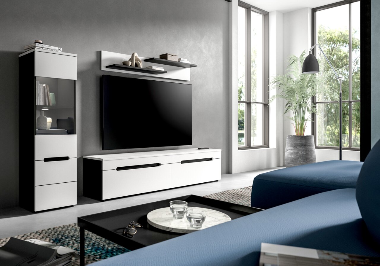 Modernes Wohnzimmer mit weiß-schwarzer TV-Wandkombination (Lowboard, Hängeregal und Vitrine) und großem Flachbild-TV, frontale Perspektive leicht von links