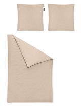 Bettwäsche-Set Carla in Beige, bestehend aus einem Deckenbezug und zwei Kissenbezügen, aus der Vogelperspektive fotografiert.