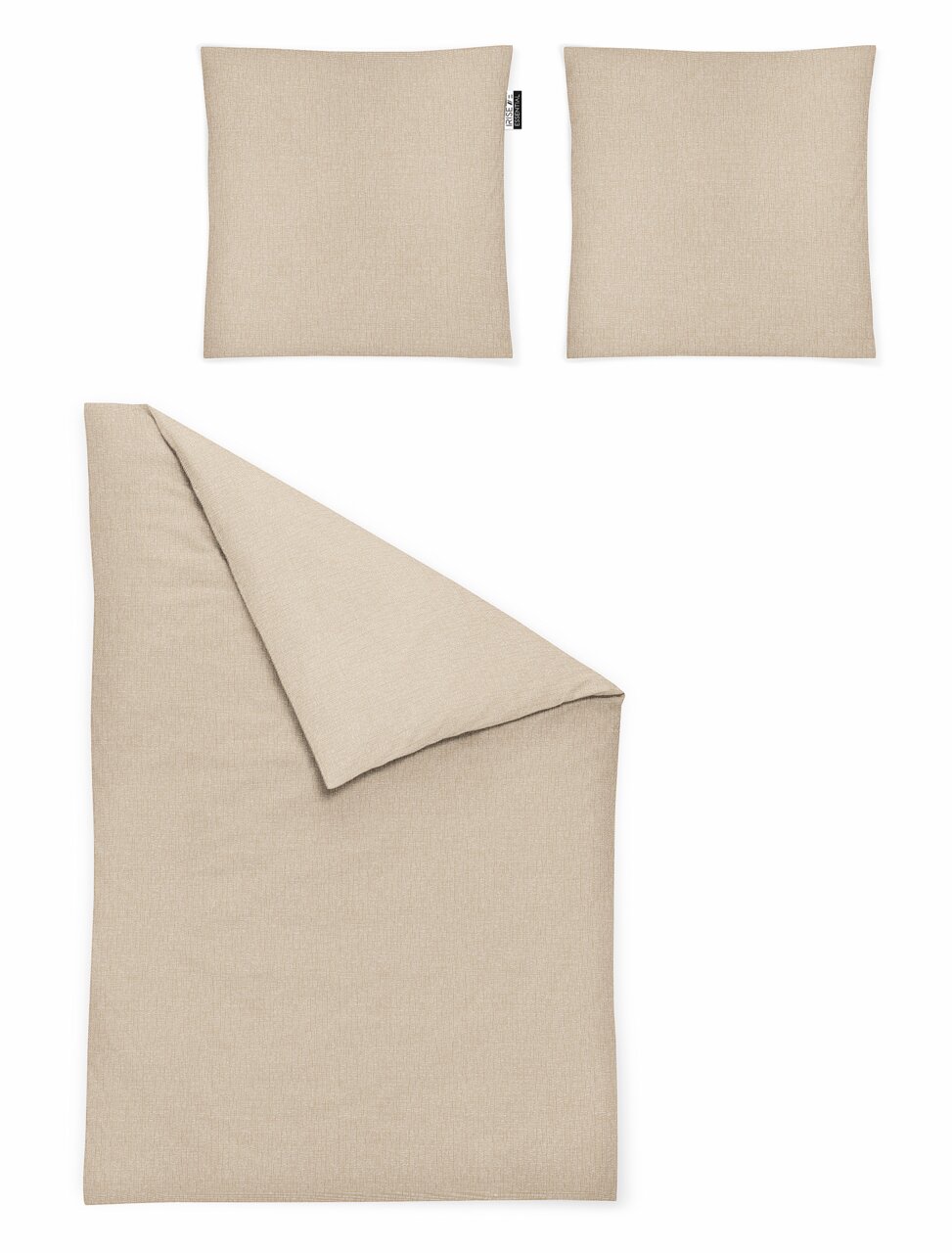 Bettwäsche-Set Carla in Beige, bestehend aus einem Deckenbezug und zwei Kissenbezügen, aus der Vogelperspektive fotografiert.