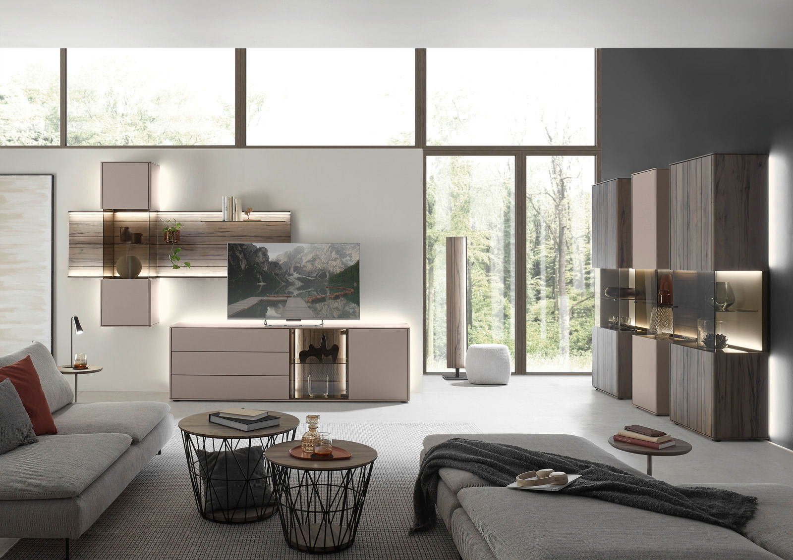 Moderne Wohnzimmer-Wandkombination mit Holz- und Glaselementen, TV-Schrank und dekorativen Regalen, seitliche Perspektive.