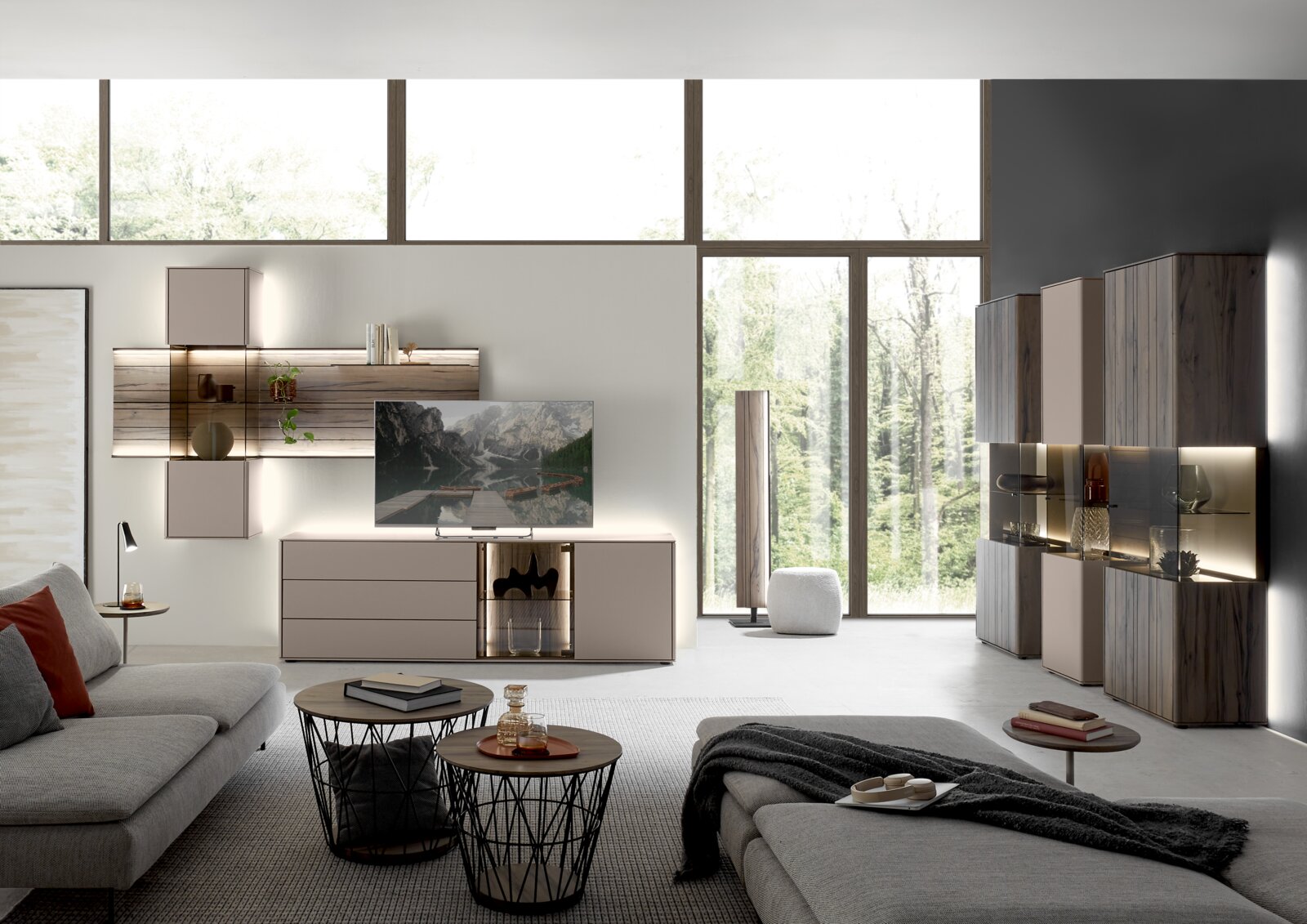 Moderne Wohnzimmer-Wandkombination mit Holz- und Glaselementen, TV-Schrank und dekorativen Regalen, seitliche Perspektive.