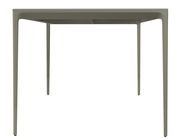 Moderner Gartentisch aus Metall, frontal betrachtet