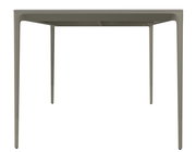 Moderner Gartentisch aus Metall, frontal betrachtet