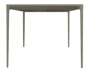 Moderner Gartentisch aus Metall, frontal betrachtet