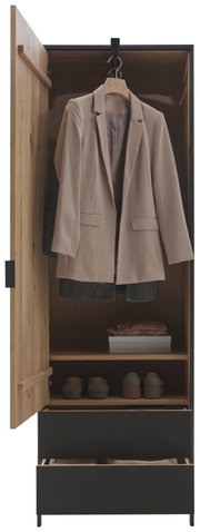 Garderobenschrank aus Holz mit geöffneter Tür, zeigt einen hängenden Blazer, Regale mit Schuhen und Schubladen, Frontalansicht.