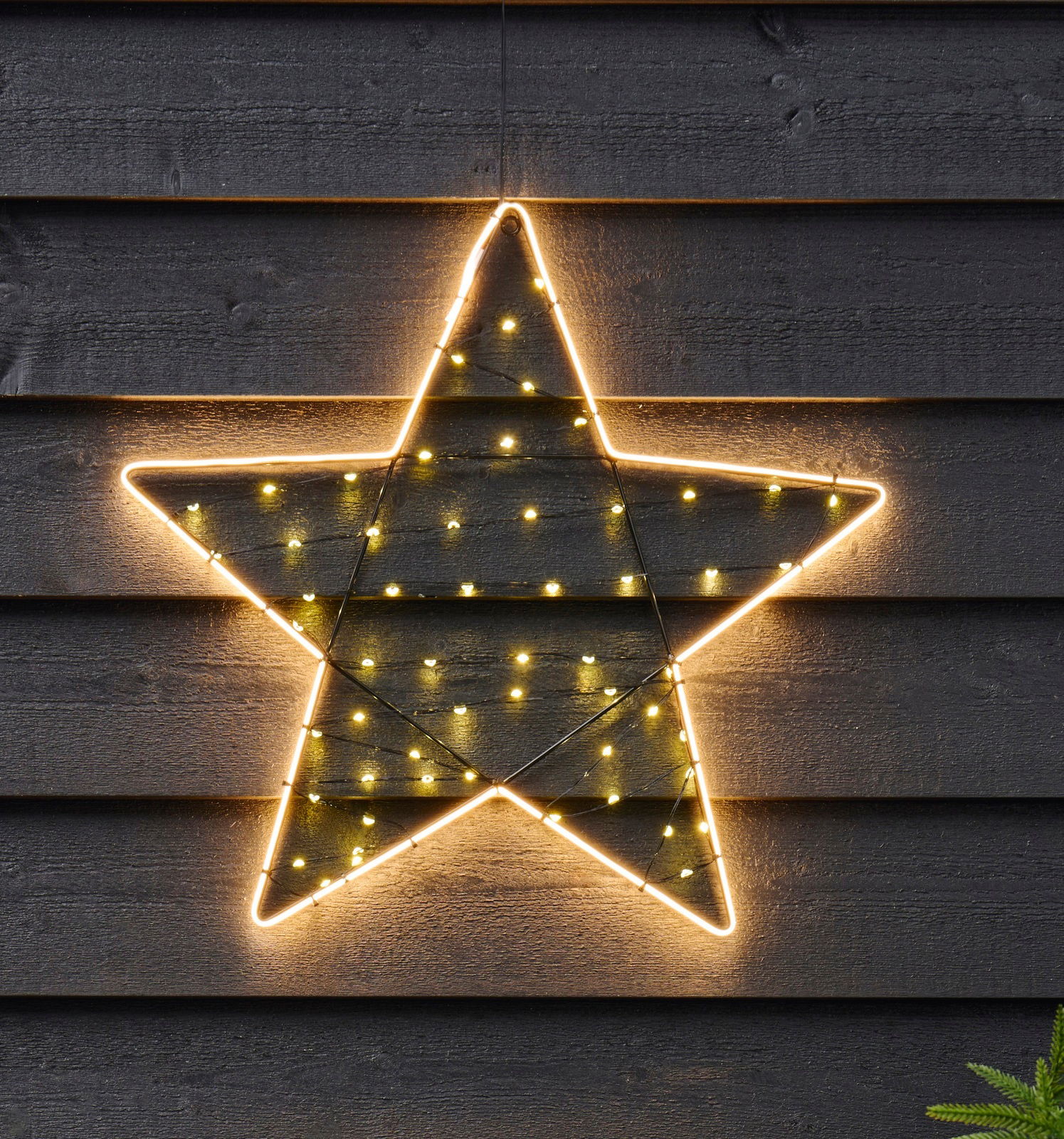 Leuchtender Stern mit Timer, 62 cm, an einer Wand hängend, frontal betrachtet