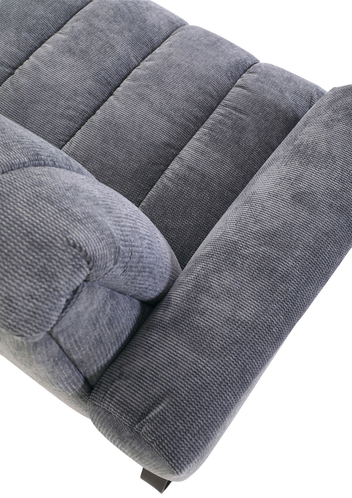 Nahaufnahme einer grauen 2,5er-Sitzbank aus Stoff, von oben betrachtet.