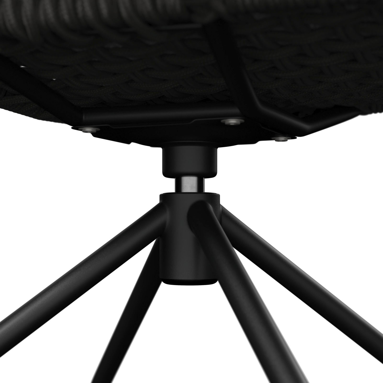 Nahaufnahme der Unterseite eines Armlehnstuhls mit schwarzem Metallgestell und geflochtener Sitzfläche, von unten betrachtet.