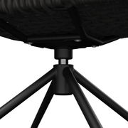 Nahaufnahme der Unterseite eines Armlehnstuhls mit schwarzem Metallgestell und geflochtener Sitzfläche, von unten betrachtet.