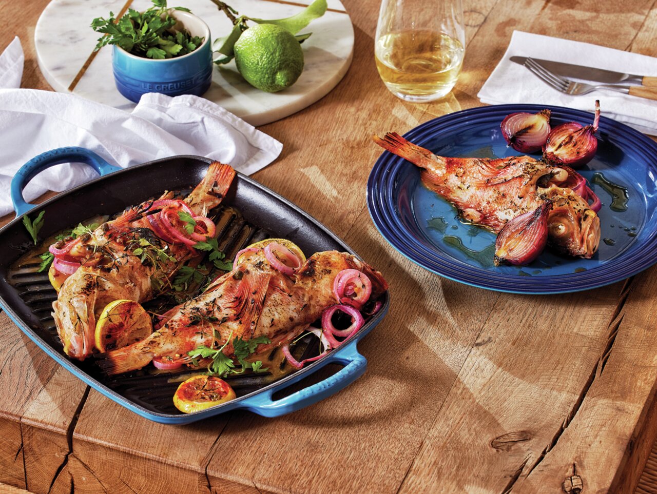 LE CREUSET Grillplatte 30x27 cm Grillplatte 30x27 azure mit gegrilltem Fisch und Gemüse, von oben fotografiert