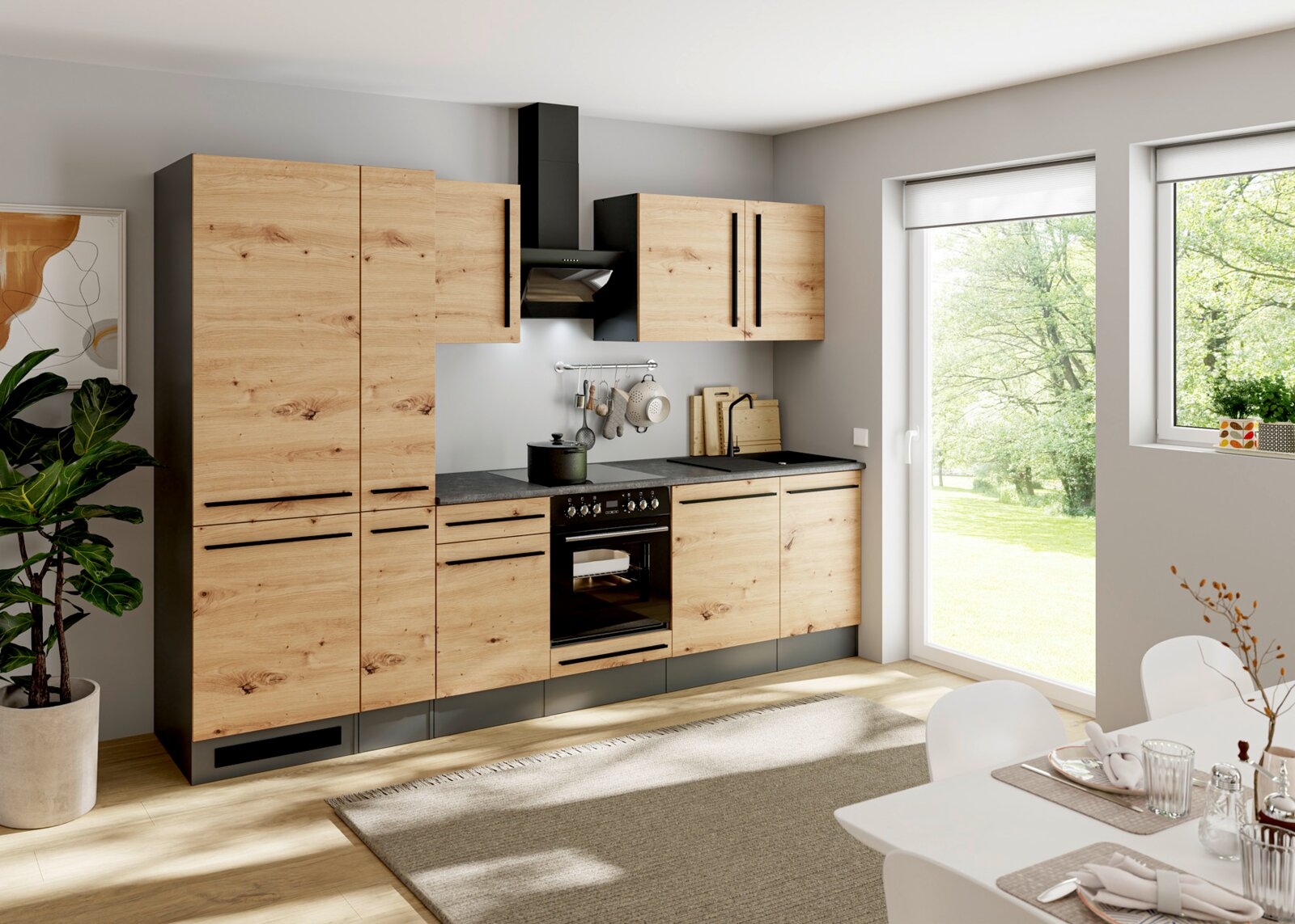 Moderne rechte keukenopstelling met lichte houtlook fronten, zwarte grepen, donkere werkblad, ingebouwde oven en afzuigkap, gefotografeerd in schuin vooraanzicht vanuit de eetkamer met veel daglicht.