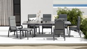 Moderner Gartensessel und Hocker in einer stilvollen Outdoor-Essgruppe, seitliche Perspektive