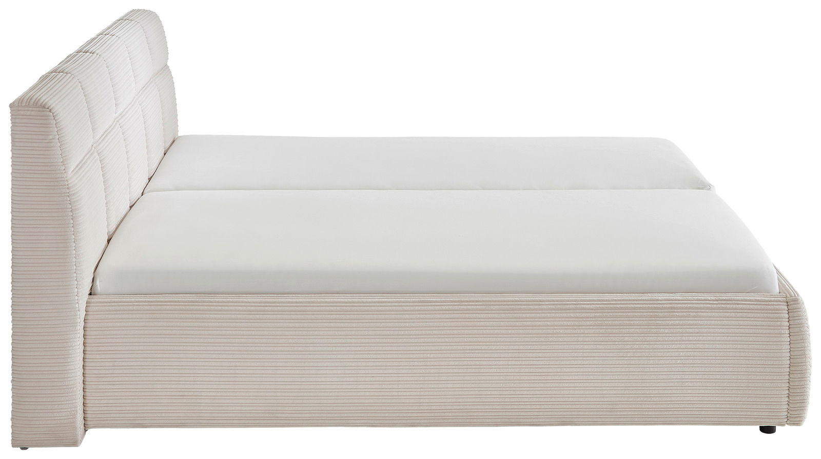 Seitliche Ansicht eines beigen Polsterbetts mit gestepptem Kopfteil und weißer Matratze.