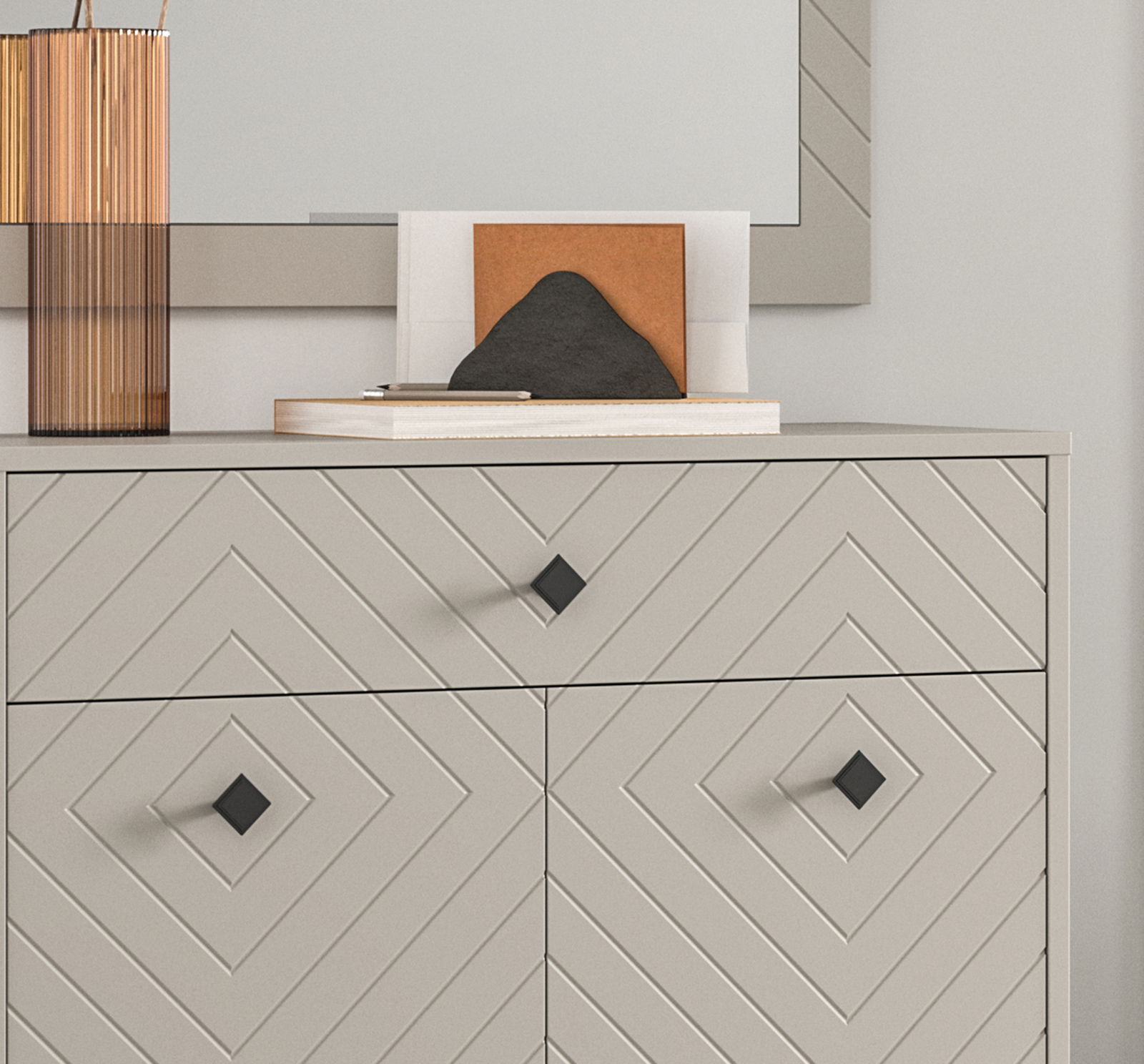 Nahaufnahme einer modernen Garderobenkombination mit geometrischem Muster und quadratischen Griffen, von vorne betrachtet.