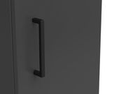 Nahaufnahme eines schwarzen Griffs an einem grauen Mehrzweckschrank, seitliche Perspektive