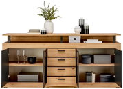 Frontale Ansicht des XORA XL-Sideboards MILA mit offenen Türen und Schubladen, dekoriert mit Büchern, Vasen und Gläsern.